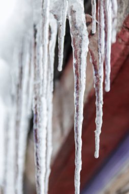 çatıdan asılı buz sarkıtları