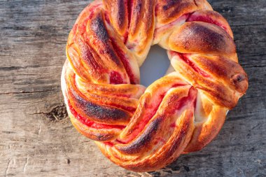 Ahşap masa üzerinde reçelli tatlı çörek. Üstten Görünüm