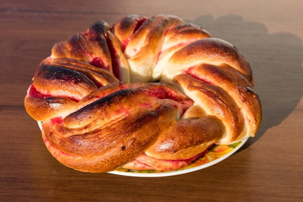 Zoete Broodje Met Jam Houten Tafel — Stockfoto