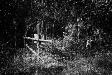 Mezarlıktaki eski haç. Siyah ve beyaz ton