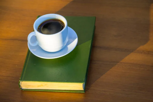 Tasse Kaffee Und Buch Auf Holztisch — Stockfoto