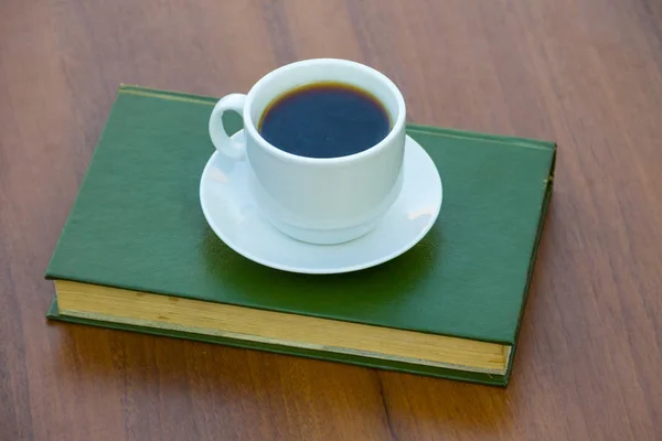 Secangkir Kopi Dan Buku Atas Meja Kayu — Stok Foto