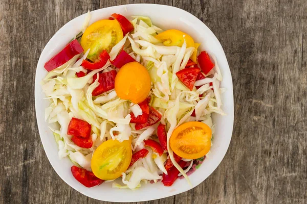 Lahanalı Taze Sebze Salatası Sarı Domates Kırsal Ahşap Masada Kırmızı — Stok fotoğraf