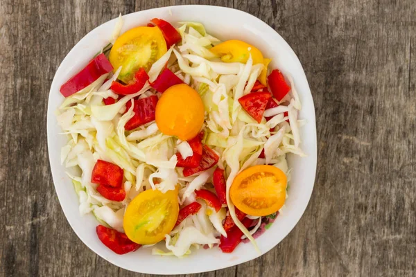 Färsk Grönsakssallad Med Kål Gula Tomater Och Röd Paprika Rustikt — Stockfoto