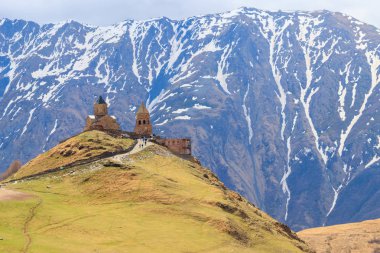 Gergeti Trinity Kilisesi (Tsminda Sameba), Gürcistan 'ın Kafkasya dağlarındaki Gergeti köyü yakınlarındaki Kutsal Üçleme Kilisesi.