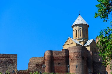 Narikala antik kalesi ve Tiflis, Georgia 'daki Aziz Nicholas Kilisesi.