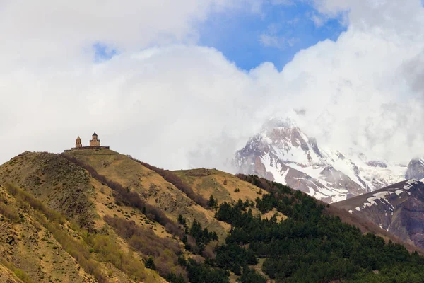 Θέα Στο Βουνό Kazbek Και Gergeti Εκκλησία Της Αγίας Τριάδας — Φωτογραφία Αρχείου