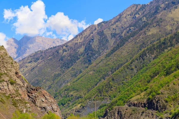 Gürcistan 'daki Kafkas dağlarının manzarası
