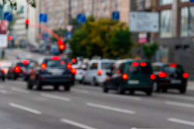 Şehir caddesinde sabah trafiğin bulanık arka planı
