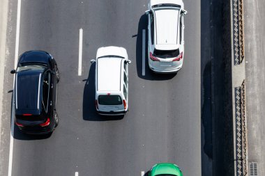 Araçların karayolu üzerinde hareket üstten görünüm