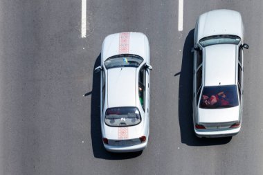 Araçların karayolu üzerinde hareket üstten görünüm