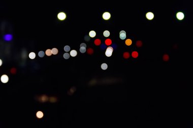 Bokeh efektli bulanık şehir ışıklarının soyut arkaplanı