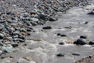 Bir hızlı küçük dağ nehir Close-up