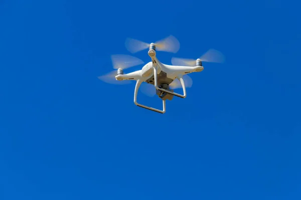 Drohne mit Kamera fliegt in blauem Himmel — Stockbild Drohne Mit Kamera Fliegt Blauem Himmel — Stockfoto