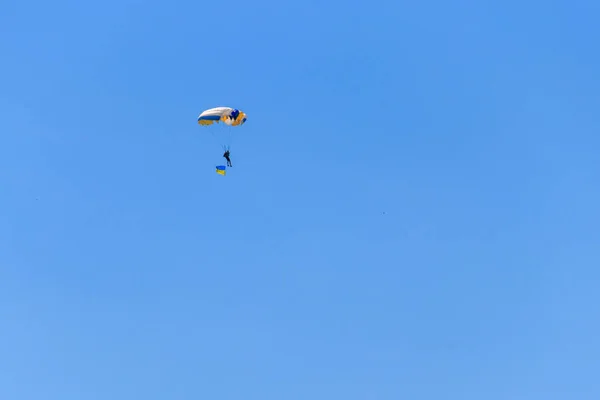 Paracaidista Llevando Bandera Ucrania Cielo Azul Claro — Foto de Stock