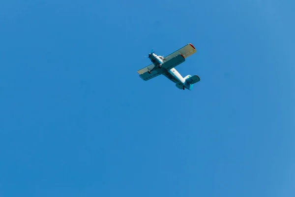 Tweevliegtuig Vliegt Blauwe Lucht — Stockfoto