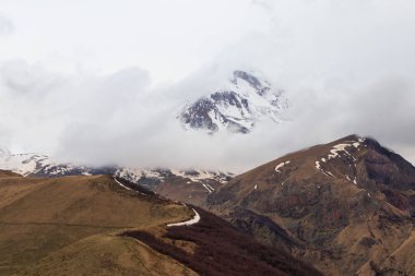 Gürcistan, Kafkasya 'daki Kazbek Dağı' nın manzarası