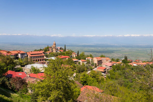 Вид на город Сигнаги и Кавказские горы в Кахетинской области, Грузия
