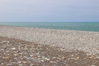 Batumi, Georgia 'da Karadeniz kıyısındaki çakıl taşı plajı.