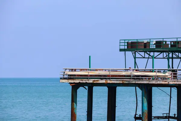 バトゥミ グルジアの黒海の海岸の桟橋 — ストック写真