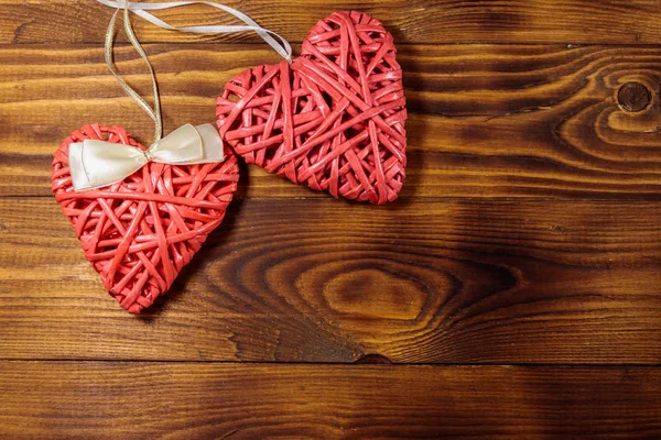 Dos Corazones Rosados Sobre Fondo Madera Vista Superior Espacio Copia — Foto de Stock