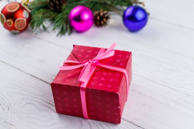 Hediye kutusu ve Noel süslemeleri Beyaz ahşap tablo