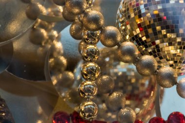 Noel ve Yeni Yıl tatili için dekorasyon. Bir mağazanın dekore edilmiş vitrini