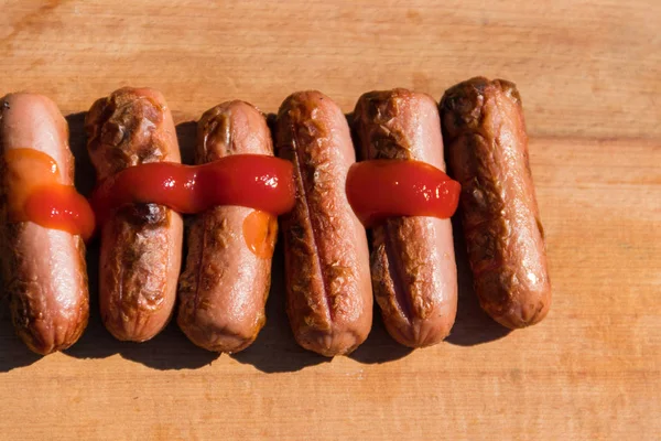 Grillwürste Mit Ketchup Auf Holzbrett — Stockfoto