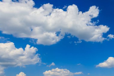 Mavi gökyüzünde beyaz bulutlar