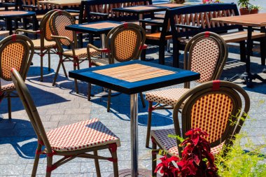 Yaz mevsiminde rahat bir kafede sandalyeler ve masalar
