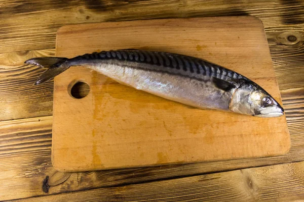 Gezouten Scomber Vis Snijplank Hele Makreel Houten Tafel — Stockfoto