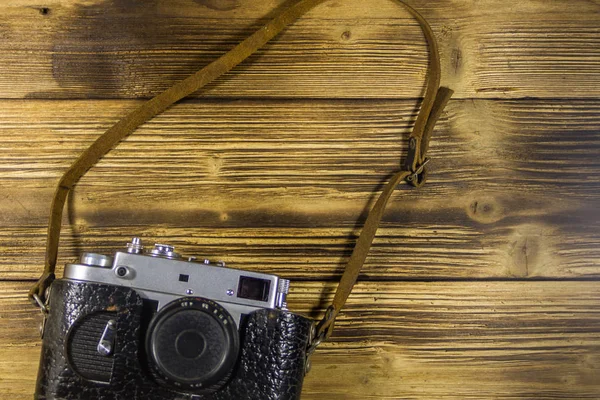 Ретро Фотокамера Кожаном Чехле Деревянном Фоне Вид Сверху — стоковое фото