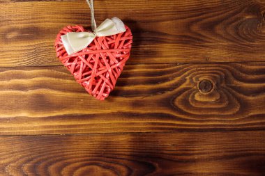 Pembe kalp ahşap arka plan üzerinde. Üstten görünüm, kopya alanı