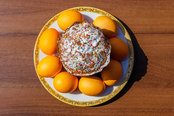 Paskalya Pastası Masaya Boyanmış Yumurtalar Üst Görünüm — Stok fotoğraf