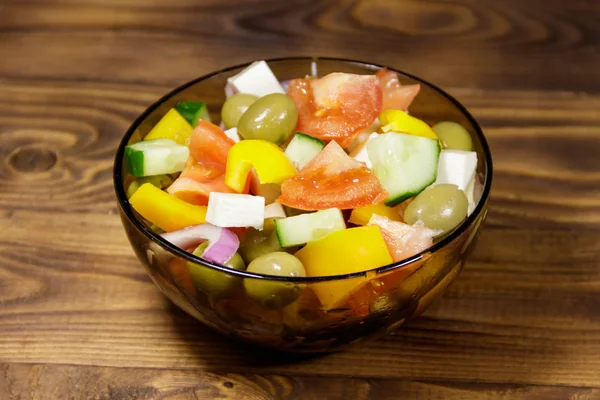 Salada Grega Com Legumes Frescos Queijo Feta Azeitonas Verdes Taça — Fotografia de Stock