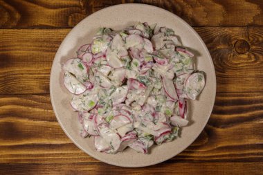 Bahar salatası turp, dereotu ve yeşil soğan ve ekşi krema. Üstten görünüm