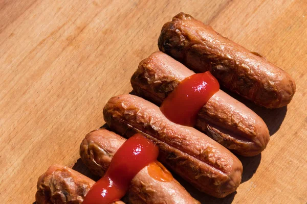 Gegrilde Worstjes Met Ketchup Houten Bord — Stockfoto
