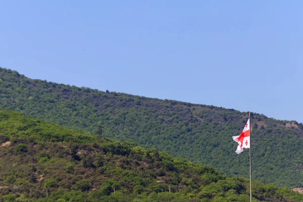 Bandiera Georgiana Sullo Sfondo Delle Montagne Del Caucaso — Foto Stock