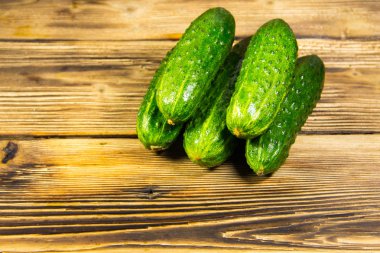 Tahta masadaki taze salatalıklar.