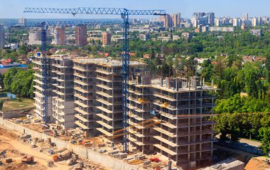 İnşaat halindeki vinç ve ev