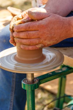 Olgun adam çömlekçilik direksiyonda çanak çömlek yapım elleri. Yakın çekim