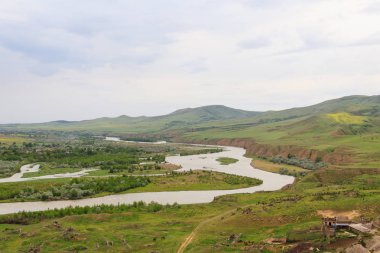 Antik mağara şehri Uplistsikhe, Georgia 'dan Kura Nehri ve Kafkas Dağları manzarası
