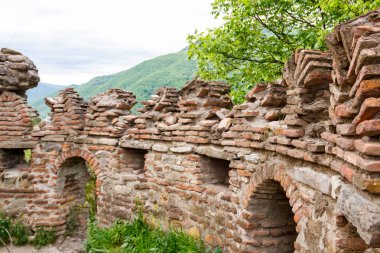 Gürcistan 'ın Kafkasya dağlarındaki Aragvi Nehri' ndeki Ananuri kalesi kompleksi