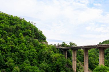 Ananuri kale, yakınındaki dağlarda uçurumun üzerinde Georgia köprü