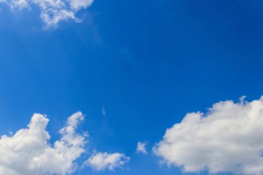 Mavi gökyüzünde beyaz bulutlar