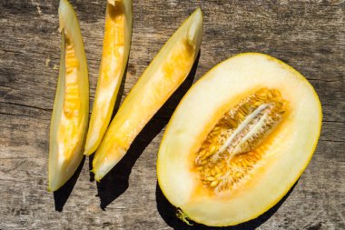 Rustik ahşap arka plan üzerinde olgunlaşmış kavun