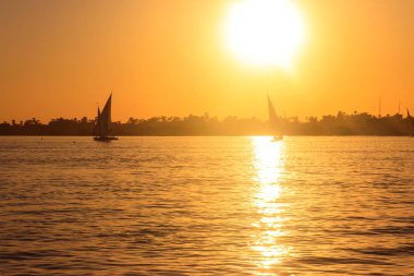 Günbatımında Mısır, Luxor 'da yelkenli tekneli Nil Nehri manzarası