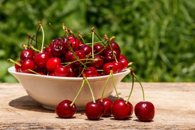 Rustik ahşap masa açık taze kiraz ile kase