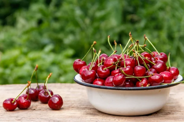 Rustik ahşap masa açık taze kiraz ile kase