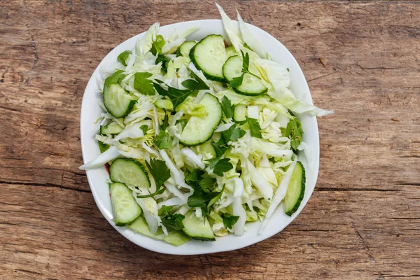 Ensalada Vegana Primavera Con Col Pepino Cebolla Verde Perejil Mesa —  Fotos de Stock